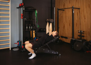 Bartosz Stępień Wyciskanie hantli na ławce skośnej
